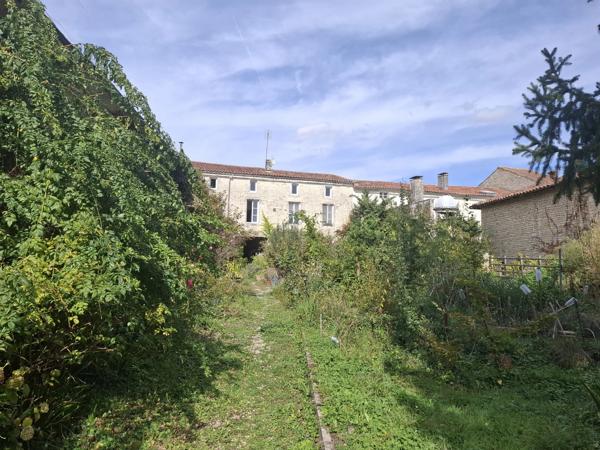 Grande maison en pierre avec deux grandes granges et jardins privés