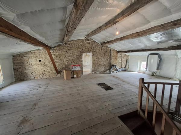 Grande maison en pierre avec deux grandes granges et jardins privés