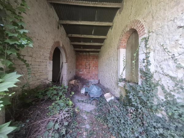 Grande maison en pierre avec deux grandes granges et jardins privés