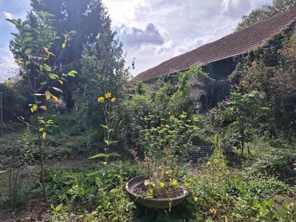Grande maison en pierre avec deux grandes granges et jardins privés