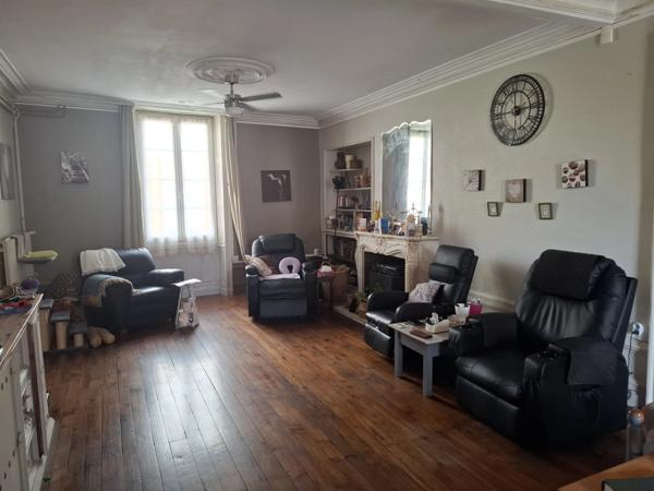 Grande maison en pierre avec deux grandes granges et jardins privés