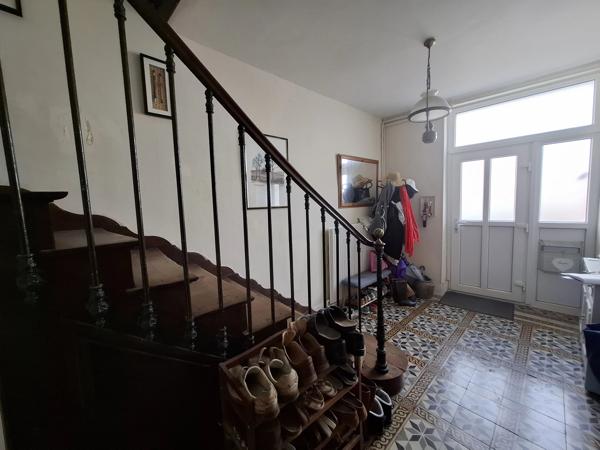 Grande maison en pierre avec deux grandes granges et jardins privés