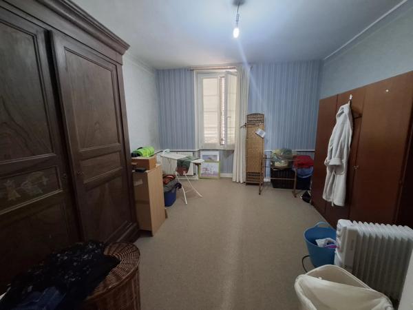 Grande maison en pierre avec deux grandes granges et jardins privés