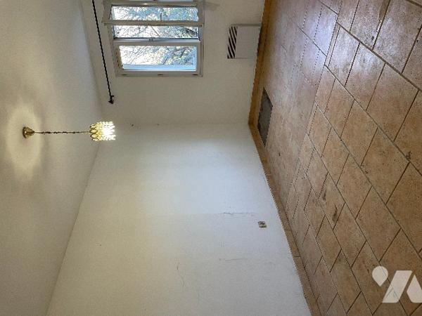 Maison 102 m² Séjour cheminée, cuisine, véranda, 3 chambres, salle d’eau.Jardin 680 m² garage forage