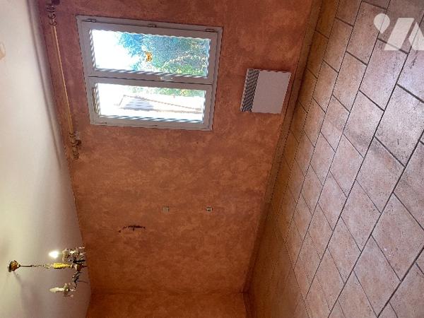 Maison 102 m² Séjour cheminée, cuisine, véranda, 3 chambres, salle d’eau.Jardin 680 m² garage forage