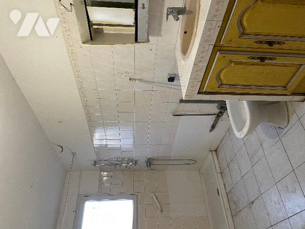 Maison 102 m² Séjour cheminée, cuisine, véranda, 3 chambres, salle d’eau.Jardin 680 m² garage forage