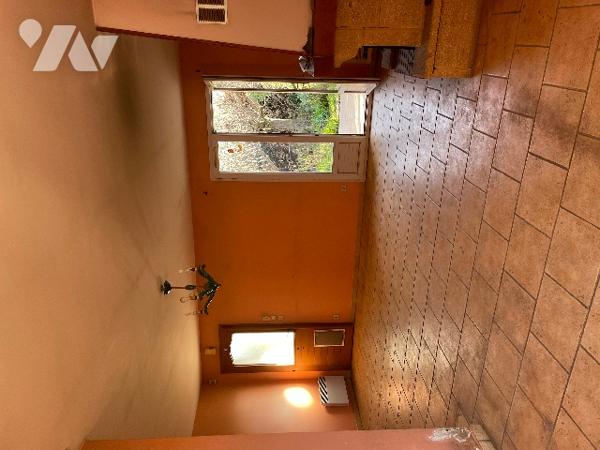 Maison 102 m² Séjour cheminée, cuisine, véranda, 3 chambres, salle d’eau.Jardin 680 m² garage forage