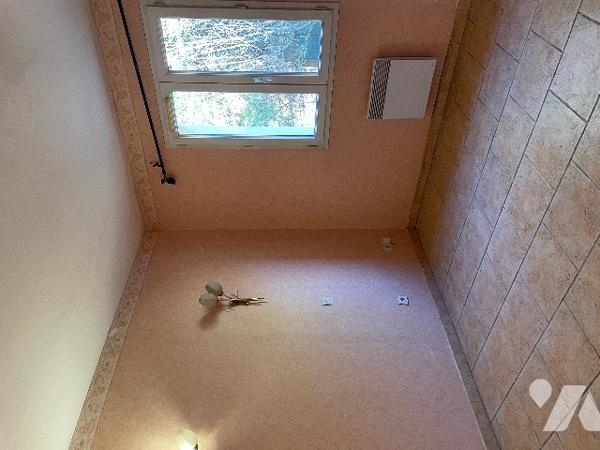 Maison 102 m² Séjour cheminée, cuisine, véranda, 3 chambres, salle d’eau.Jardin 680 m² garage forage