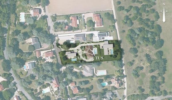 Terrain arboré et viabilisé de 882 m² – Écully