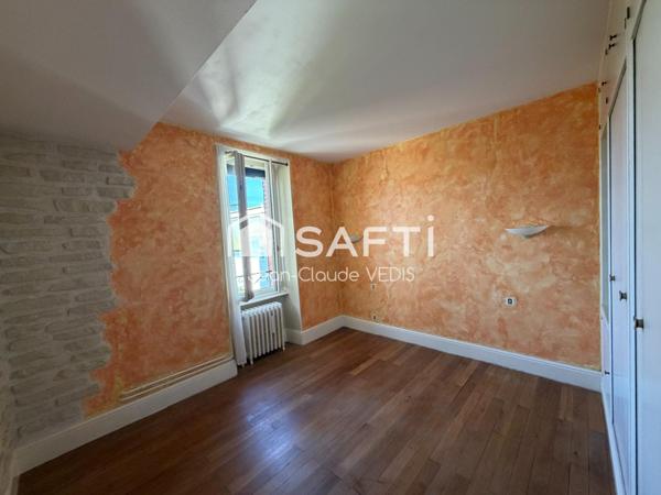 Maison authentique avec travaux très soignés ,alliant charme et qualité de rénovation .