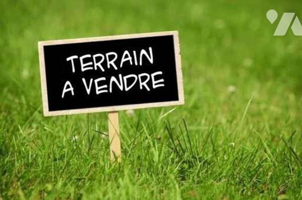 A vendre dans le centre de COUHE - VALENCE-EN-POITOU (86700),  Un terrain à bâtir de 687m² !!