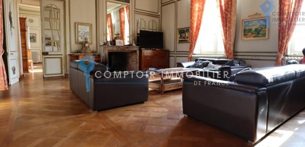 Château
                                                                                                                                                                                                                                                                                                                        25 pièce(s)                                                                                                                                                                                                          20 chambre(s)                                                                                                                                                                                                          1100  m²