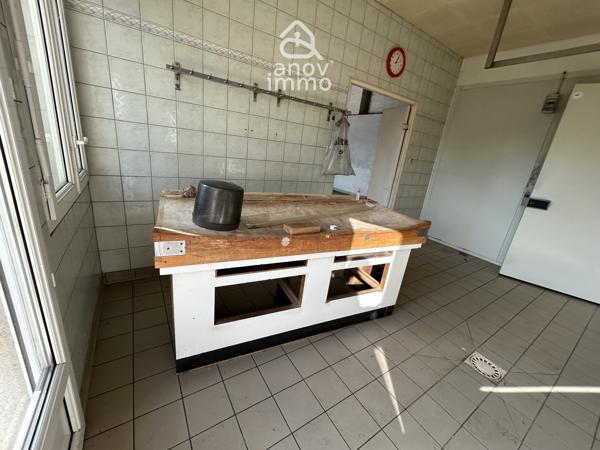 Autre
                                                                                                                                                                                                                                                                                                                        5 pièce(s)                                                                                                                                                                                                                                                                                                                              300  m²
