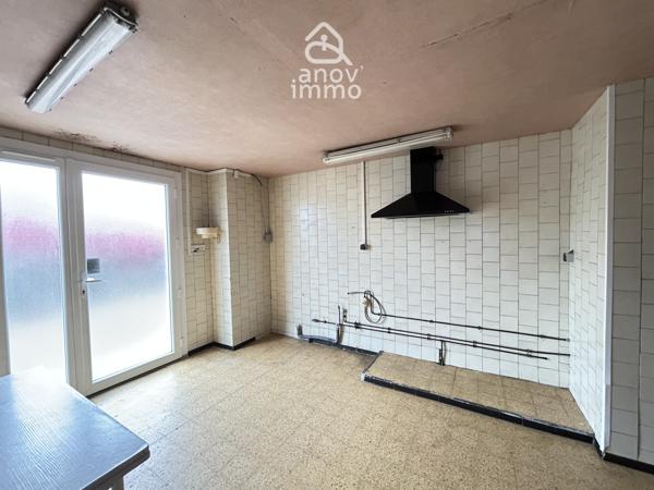 Autre
                                                                                                                                                                                                                                                                                                                        5 pièce(s)                                                                                                                                                                                                                                                                                                                              300  m²