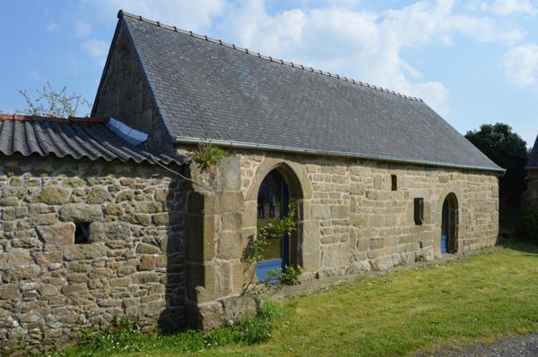 MAISON EN PIERRES AVEC  ANNEXE