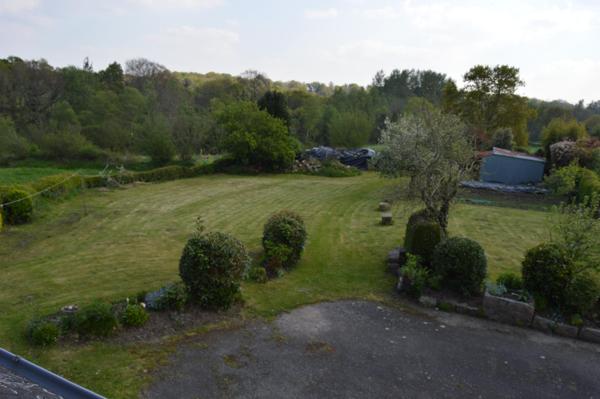 MAISON EN PIERRES AVEC  ANNEXE