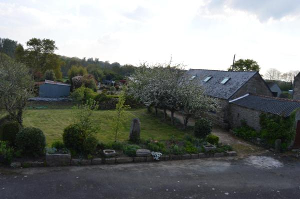 MAISON EN PIERRES AVEC  ANNEXE