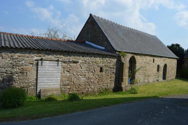 MAISON EN PIERRES AVEC  ANNEXE