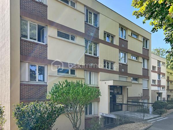 Situé dans l'une des résidences les plus recherchées de Corbeil-Essonnes, La résidence du val d'Essonne, découvrez cet appartement F3 de 69,23 m², offrant un fort potentiel après rénovation.

Au 1er étage d'une copropriété sécurisée de seulement trois étages, ce bien bénéficie d'un environnement calme et verdoyant, plein sud, sans aucun vis-à-vis, tout en étant à proximité immédiate des commerces, des écoles et des transports.

Il se compose de :
Une belle entrée,
Un vaste séjour lumineux , plein sud, ouvrant sur un agréable balcon,
Deux grandes chambres,
Une cuisine indépendante,
Une salle de bains,
Des WC séparés,
De nombreux espaces de rangement. (cellier, placard séchoir placard entrée, ect...)
En complément, vous profiterez d'un grand box fermé et sécurisé, ainsi que d'une cave.

Les atouts :
Résidence très recherchée
Appartement traversant et lumineux
Aucun vis-à-vis
Balcon
Faibles charges de copropriété
Grand box fermé
Cave
Fort potentiel de valorisation après rénovation
Des travaux sont à prévoir, laissant libre cours à vos envies pour créer un intérieur moderne et personnalisé.
Investisseurs, ce bien mérite toute votre attention ! Grâce à sa superficie, son emplacement recherché, son box fermé et sa proximité avec toutes les commodités, cet appartement présente un excellent potentiel locatif. Selon le niveau de rénovation réalisé, un loyer estimé entre 990 € et 1 100 € par mois (box inclus) peut offrir une rentabilité particulièrement attractive.
Que vous recherchiez votre future résidence principale ou un investissement patrimonial performant, cet appartement représente une opportunité rare sur le secteur.

Une visite s'impose !

.