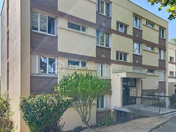 Situé dans l'une des résidences les plus recherchées de Corbeil-Essonnes, La résidence du val d'Essonne, découvrez cet appartement F3 de 69,23 m², offrant un fort potentiel après rénovation.

Au 1er étage d'une copropriété sécurisée de seulement trois étages, ce bien bénéficie d'un environnement calme et verdoyant, plein sud, sans aucun vis-à-vis, tout en étant à proximité immédiate des commerces, des écoles et des transports.

Il se compose de :
Une belle entrée,
Un vaste séjour lumineux , plein sud, ouvrant sur un agréable balcon,
Deux grandes chambres,
Une cuisine indépendante,
Une salle de bains,
Des WC séparés,
De nombreux espaces de rangement. (cellier, placard séchoir placard entrée, ect...)
En complément, vous profiterez d'un grand box fermé et sécurisé, ainsi que d'une cave.

Les atouts :
Résidence très recherchée
Appartement traversant et lumineux
Aucun vis-à-vis
Balcon
Faibles charges de copropriété
Grand box fermé
Cave
Fort potentiel de valorisation après rénovation
Des travaux sont à prévoir, laissant libre cours à vos envies pour créer un intérieur moderne et personnalisé.
Investisseurs, ce bien mérite toute votre attention ! Grâce à sa superficie, son emplacement recherché, son box fermé et sa proximité avec toutes les commodités, cet appartement présente un excellent potentiel locatif. Selon le niveau de rénovation réalisé, un loyer estimé entre 990 € et 1 100 € par mois (box inclus) peut offrir une rentabilité particulièrement attractive.
Que vous recherchiez votre future résidence principale ou un investissement patrimonial performant, cet appartement représente une opportunité rare sur le secteur.

Une visite s'impose !

.