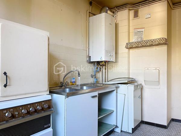 Situé dans l'une des résidences les plus recherchées de Corbeil-Essonnes, La résidence du val d'Essonne, découvrez cet appartement F3 de 69,23 m², offrant un fort potentiel après rénovation.

Au 1er étage d'une copropriété sécurisée de seulement trois étages, ce bien bénéficie d'un environnement calme et verdoyant, plein sud, sans aucun vis-à-vis, tout en étant à proximité immédiate des commerces, des écoles et des transports.

Il se compose de :
Une belle entrée,
Un vaste séjour lumineux , plein sud, ouvrant sur un agréable balcon,
Deux grandes chambres,
Une cuisine indépendante,
Une salle de bains,
Des WC séparés,
De nombreux espaces de rangement. (cellier, placard séchoir placard entrée, ect...)
En complément, vous profiterez d'un grand box fermé et sécurisé, ainsi que d'une cave.

Les atouts :
Résidence très recherchée
Appartement traversant et lumineux
Aucun vis-à-vis
Balcon
Faibles charges de copropriété
Grand box fermé
Cave
Fort potentiel de valorisation après rénovation
Des travaux sont à prévoir, laissant libre cours à vos envies pour créer un intérieur moderne et personnalisé.
Investisseurs, ce bien mérite toute votre attention ! Grâce à sa superficie, son emplacement recherché, son box fermé et sa proximité avec toutes les commodités, cet appartement présente un excellent potentiel locatif. Selon le niveau de rénovation réalisé, un loyer estimé entre 990 € et 1 100 € par mois (box inclus) peut offrir une rentabilité particulièrement attractive.
Que vous recherchiez votre future résidence principale ou un investissement patrimonial performant, cet appartement représente une opportunité rare sur le secteur.

Une visite s'impose !

.