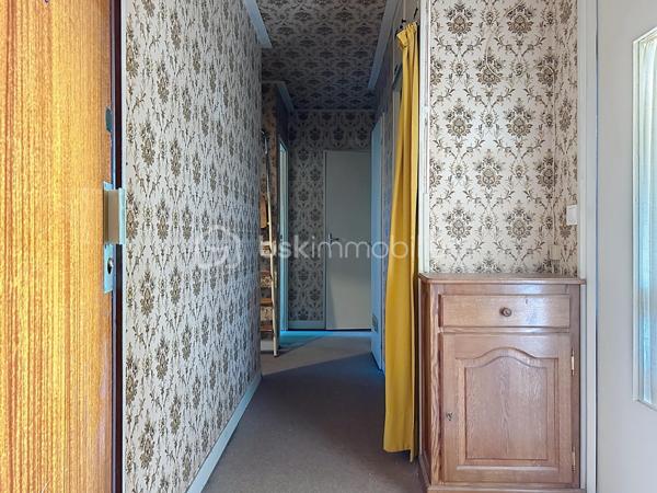 Situé dans l'une des résidences les plus recherchées de Corbeil-Essonnes, La résidence du val d'Essonne, découvrez cet appartement F3 de 69,23 m², offrant un fort potentiel après rénovation.

Au 1er étage d'une copropriété sécurisée de seulement trois étages, ce bien bénéficie d'un environnement calme et verdoyant, plein sud, sans aucun vis-à-vis, tout en étant à proximité immédiate des commerces, des écoles et des transports.

Il se compose de :
Une belle entrée,
Un vaste séjour lumineux , plein sud, ouvrant sur un agréable balcon,
Deux grandes chambres,
Une cuisine indépendante,
Une salle de bains,
Des WC séparés,
De nombreux espaces de rangement. (cellier, placard séchoir placard entrée, ect...)
En complément, vous profiterez d'un grand box fermé et sécurisé, ainsi que d'une cave.

Les atouts :
Résidence très recherchée
Appartement traversant et lumineux
Aucun vis-à-vis
Balcon
Faibles charges de copropriété
Grand box fermé
Cave
Fort potentiel de valorisation après rénovation
Des travaux sont à prévoir, laissant libre cours à vos envies pour créer un intérieur moderne et personnalisé.
Investisseurs, ce bien mérite toute votre attention ! Grâce à sa superficie, son emplacement recherché, son box fermé et sa proximité avec toutes les commodités, cet appartement présente un excellent potentiel locatif. Selon le niveau de rénovation réalisé, un loyer estimé entre 990 € et 1 100 € par mois (box inclus) peut offrir une rentabilité particulièrement attractive.
Que vous recherchiez votre future résidence principale ou un investissement patrimonial performant, cet appartement représente une opportunité rare sur le secteur.

Une visite s'impose !

.