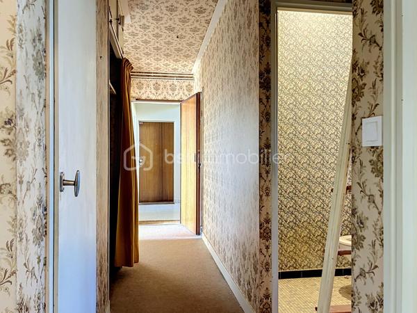 Situé dans l'une des résidences les plus recherchées de Corbeil-Essonnes, La résidence du val d'Essonne, découvrez cet appartement F3 de 69,23 m², offrant un fort potentiel après rénovation.

Au 1er étage d'une copropriété sécurisée de seulement trois étages, ce bien bénéficie d'un environnement calme et verdoyant, plein sud, sans aucun vis-à-vis, tout en étant à proximité immédiate des commerces, des écoles et des transports.

Il se compose de :
Une belle entrée,
Un vaste séjour lumineux , plein sud, ouvrant sur un agréable balcon,
Deux grandes chambres,
Une cuisine indépendante,
Une salle de bains,
Des WC séparés,
De nombreux espaces de rangement. (cellier, placard séchoir placard entrée, ect...)
En complément, vous profiterez d'un grand box fermé et sécurisé, ainsi que d'une cave.

Les atouts :
Résidence très recherchée
Appartement traversant et lumineux
Aucun vis-à-vis
Balcon
Faibles charges de copropriété
Grand box fermé
Cave
Fort potentiel de valorisation après rénovation
Des travaux sont à prévoir, laissant libre cours à vos envies pour créer un intérieur moderne et personnalisé.
Investisseurs, ce bien mérite toute votre attention ! Grâce à sa superficie, son emplacement recherché, son box fermé et sa proximité avec toutes les commodités, cet appartement présente un excellent potentiel locatif. Selon le niveau de rénovation réalisé, un loyer estimé entre 990 € et 1 100 € par mois (box inclus) peut offrir une rentabilité particulièrement attractive.
Que vous recherchiez votre future résidence principale ou un investissement patrimonial performant, cet appartement représente une opportunité rare sur le secteur.

Une visite s'impose !

.
