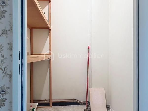 Situé dans l'une des résidences les plus recherchées de Corbeil-Essonnes, La résidence du val d'Essonne, découvrez cet appartement F3 de 69,23 m², offrant un fort potentiel après rénovation.

Au 1er étage d'une copropriété sécurisée de seulement trois étages, ce bien bénéficie d'un environnement calme et verdoyant, plein sud, sans aucun vis-à-vis, tout en étant à proximité immédiate des commerces, des écoles et des transports.

Il se compose de :
Une belle entrée,
Un vaste séjour lumineux , plein sud, ouvrant sur un agréable balcon,
Deux grandes chambres,
Une cuisine indépendante,
Une salle de bains,
Des WC séparés,
De nombreux espaces de rangement. (cellier, placard séchoir placard entrée, ect...)
En complément, vous profiterez d'un grand box fermé et sécurisé, ainsi que d'une cave.

Les atouts :
Résidence très recherchée
Appartement traversant et lumineux
Aucun vis-à-vis
Balcon
Faibles charges de copropriété
Grand box fermé
Cave
Fort potentiel de valorisation après rénovation
Des travaux sont à prévoir, laissant libre cours à vos envies pour créer un intérieur moderne et personnalisé.
Investisseurs, ce bien mérite toute votre attention ! Grâce à sa superficie, son emplacement recherché, son box fermé et sa proximité avec toutes les commodités, cet appartement présente un excellent potentiel locatif. Selon le niveau de rénovation réalisé, un loyer estimé entre 990 € et 1 100 € par mois (box inclus) peut offrir une rentabilité particulièrement attractive.
Que vous recherchiez votre future résidence principale ou un investissement patrimonial performant, cet appartement représente une opportunité rare sur le secteur.

Une visite s'impose !

.
