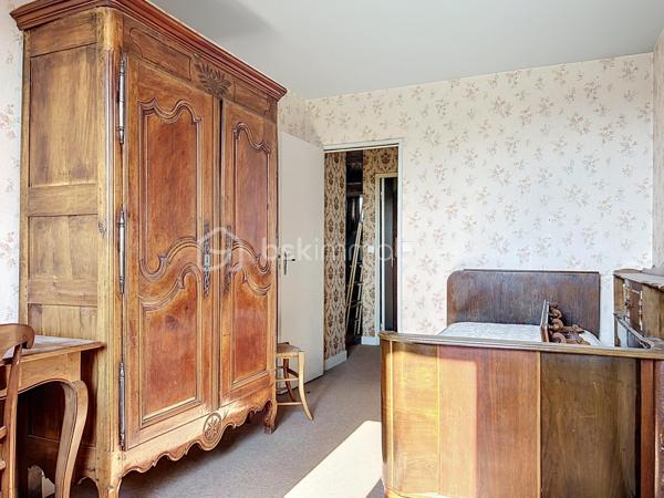Situé dans l'une des résidences les plus recherchées de Corbeil-Essonnes, La résidence du val d'Essonne, découvrez cet appartement F3 de 69,23 m², offrant un fort potentiel après rénovation.

Au 1er étage d'une copropriété sécurisée de seulement trois étages, ce bien bénéficie d'un environnement calme et verdoyant, plein sud, sans aucun vis-à-vis, tout en étant à proximité immédiate des commerces, des écoles et des transports.

Il se compose de :
Une belle entrée,
Un vaste séjour lumineux , plein sud, ouvrant sur un agréable balcon,
Deux grandes chambres,
Une cuisine indépendante,
Une salle de bains,
Des WC séparés,
De nombreux espaces de rangement. (cellier, placard séchoir placard entrée, ect...)
En complément, vous profiterez d'un grand box fermé et sécurisé, ainsi que d'une cave.

Les atouts :
Résidence très recherchée
Appartement traversant et lumineux
Aucun vis-à-vis
Balcon
Faibles charges de copropriété
Grand box fermé
Cave
Fort potentiel de valorisation après rénovation
Des travaux sont à prévoir, laissant libre cours à vos envies pour créer un intérieur moderne et personnalisé.
Investisseurs, ce bien mérite toute votre attention ! Grâce à sa superficie, son emplacement recherché, son box fermé et sa proximité avec toutes les commodités, cet appartement présente un excellent potentiel locatif. Selon le niveau de rénovation réalisé, un loyer estimé entre 990 € et 1 100 € par mois (box inclus) peut offrir une rentabilité particulièrement attractive.
Que vous recherchiez votre future résidence principale ou un investissement patrimonial performant, cet appartement représente une opportunité rare sur le secteur.

Une visite s'impose !

.