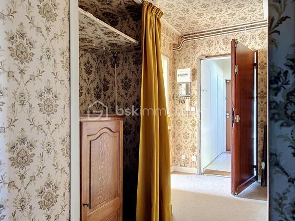 Situé dans l'une des résidences les plus recherchées de Corbeil-Essonnes, La résidence du val d'Essonne, découvrez cet appartement F3 de 69,23 m², offrant un fort potentiel après rénovation.

Au 1er étage d'une copropriété sécurisée de seulement trois étages, ce bien bénéficie d'un environnement calme et verdoyant, plein sud, sans aucun vis-à-vis, tout en étant à proximité immédiate des commerces, des écoles et des transports.

Il se compose de :
Une belle entrée,
Un vaste séjour lumineux , plein sud, ouvrant sur un agréable balcon,
Deux grandes chambres,
Une cuisine indépendante,
Une salle de bains,
Des WC séparés,
De nombreux espaces de rangement. (cellier, placard séchoir placard entrée, ect...)
En complément, vous profiterez d'un grand box fermé et sécurisé, ainsi que d'une cave.

Les atouts :
Résidence très recherchée
Appartement traversant et lumineux
Aucun vis-à-vis
Balcon
Faibles charges de copropriété
Grand box fermé
Cave
Fort potentiel de valorisation après rénovation
Des travaux sont à prévoir, laissant libre cours à vos envies pour créer un intérieur moderne et personnalisé.
Investisseurs, ce bien mérite toute votre attention ! Grâce à sa superficie, son emplacement recherché, son box fermé et sa proximité avec toutes les commodités, cet appartement présente un excellent potentiel locatif. Selon le niveau de rénovation réalisé, un loyer estimé entre 990 € et 1 100 € par mois (box inclus) peut offrir une rentabilité particulièrement attractive.
Que vous recherchiez votre future résidence principale ou un investissement patrimonial performant, cet appartement représente une opportunité rare sur le secteur.

Une visite s'impose !

.