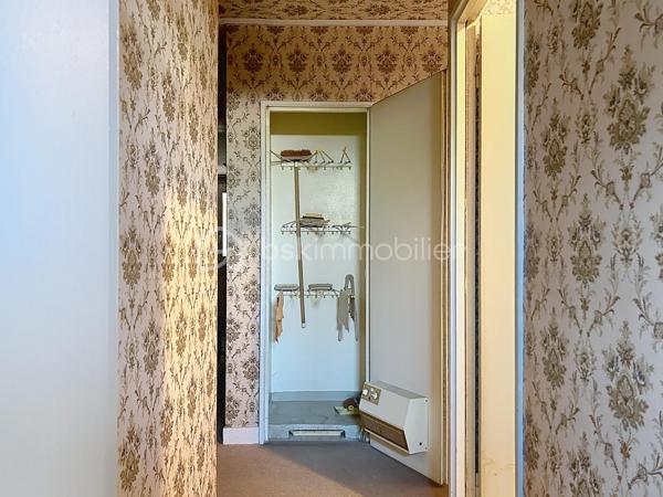 Situé dans l'une des résidences les plus recherchées de Corbeil-Essonnes, La résidence du val d'Essonne, découvrez cet appartement F3 de 69,23 m², offrant un fort potentiel après rénovation.

Au 1er étage d'une copropriété sécurisée de seulement trois étages, ce bien bénéficie d'un environnement calme et verdoyant, plein sud, sans aucun vis-à-vis, tout en étant à proximité immédiate des commerces, des écoles et des transports.

Il se compose de :
Une belle entrée,
Un vaste séjour lumineux , plein sud, ouvrant sur un agréable balcon,
Deux grandes chambres,
Une cuisine indépendante,
Une salle de bains,
Des WC séparés,
De nombreux espaces de rangement. (cellier, placard séchoir placard entrée, ect...)
En complément, vous profiterez d'un grand box fermé et sécurisé, ainsi que d'une cave.

Les atouts :
Résidence très recherchée
Appartement traversant et lumineux
Aucun vis-à-vis
Balcon
Faibles charges de copropriété
Grand box fermé
Cave
Fort potentiel de valorisation après rénovation
Des travaux sont à prévoir, laissant libre cours à vos envies pour créer un intérieur moderne et personnalisé.
Investisseurs, ce bien mérite toute votre attention ! Grâce à sa superficie, son emplacement recherché, son box fermé et sa proximité avec toutes les commodités, cet appartement présente un excellent potentiel locatif. Selon le niveau de rénovation réalisé, un loyer estimé entre 990 € et 1 100 € par mois (box inclus) peut offrir une rentabilité particulièrement attractive.
Que vous recherchiez votre future résidence principale ou un investissement patrimonial performant, cet appartement représente une opportunité rare sur le secteur.

Une visite s'impose !

.