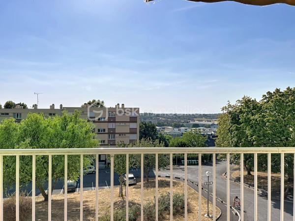 Situé dans l'une des résidences les plus recherchées de Corbeil-Essonnes, La résidence du val d'Essonne, découvrez cet appartement F3 de 69,23 m², offrant un fort potentiel après rénovation.

Au 1er étage d'une copropriété sécurisée de seulement trois étages, ce bien bénéficie d'un environnement calme et verdoyant, plein sud, sans aucun vis-à-vis, tout en étant à proximité immédiate des commerces, des écoles et des transports.

Il se compose de :
Une belle entrée,
Un vaste séjour lumineux , plein sud, ouvrant sur un agréable balcon,
Deux grandes chambres,
Une cuisine indépendante,
Une salle de bains,
Des WC séparés,
De nombreux espaces de rangement. (cellier, placard séchoir placard entrée, ect...)
En complément, vous profiterez d'un grand box fermé et sécurisé, ainsi que d'une cave.

Les atouts :
Résidence très recherchée
Appartement traversant et lumineux
Aucun vis-à-vis
Balcon
Faibles charges de copropriété
Grand box fermé
Cave
Fort potentiel de valorisation après rénovation
Des travaux sont à prévoir, laissant libre cours à vos envies pour créer un intérieur moderne et personnalisé.
Investisseurs, ce bien mérite toute votre attention ! Grâce à sa superficie, son emplacement recherché, son box fermé et sa proximité avec toutes les commodités, cet appartement présente un excellent potentiel locatif. Selon le niveau de rénovation réalisé, un loyer estimé entre 990 € et 1 100 € par mois (box inclus) peut offrir une rentabilité particulièrement attractive.
Que vous recherchiez votre future résidence principale ou un investissement patrimonial performant, cet appartement représente une opportunité rare sur le secteur.

Une visite s'impose !

.