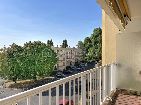 Situé dans l'une des résidences les plus recherchées de Corbeil-Essonnes, La résidence du val d'Essonne, découvrez cet appartement F3 de 69,23 m², offrant un fort potentiel après rénovation.

Au 1er étage d'une copropriété sécurisée de seulement trois étages, ce bien bénéficie d'un environnement calme et verdoyant, plein sud, sans aucun vis-à-vis, tout en étant à proximité immédiate des commerces, des écoles et des transports.

Il se compose de :
Une belle entrée,
Un vaste séjour lumineux , plein sud, ouvrant sur un agréable balcon,
Deux grandes chambres,
Une cuisine indépendante,
Une salle de bains,
Des WC séparés,
De nombreux espaces de rangement. (cellier, placard séchoir placard entrée, ect...)
En complément, vous profiterez d'un grand box fermé et sécurisé, ainsi que d'une cave.

Les atouts :
Résidence très recherchée
Appartement traversant et lumineux
Aucun vis-à-vis
Balcon
Faibles charges de copropriété
Grand box fermé
Cave
Fort potentiel de valorisation après rénovation
Des travaux sont à prévoir, laissant libre cours à vos envies pour créer un intérieur moderne et personnalisé.
Investisseurs, ce bien mérite toute votre attention ! Grâce à sa superficie, son emplacement recherché, son box fermé et sa proximité avec toutes les commodités, cet appartement présente un excellent potentiel locatif. Selon le niveau de rénovation réalisé, un loyer estimé entre 990 € et 1 100 € par mois (box inclus) peut offrir une rentabilité particulièrement attractive.
Que vous recherchiez votre future résidence principale ou un investissement patrimonial performant, cet appartement représente une opportunité rare sur le secteur.

Une visite s'impose !

.