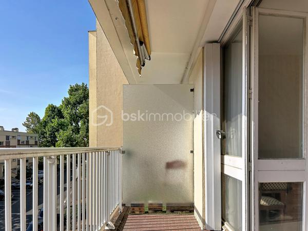 Situé dans l'une des résidences les plus recherchées de Corbeil-Essonnes, La résidence du val d'Essonne, découvrez cet appartement F3 de 69,23 m², offrant un fort potentiel après rénovation.

Au 1er étage d'une copropriété sécurisée de seulement trois étages, ce bien bénéficie d'un environnement calme et verdoyant, plein sud, sans aucun vis-à-vis, tout en étant à proximité immédiate des commerces, des écoles et des transports.

Il se compose de :
Une belle entrée,
Un vaste séjour lumineux , plein sud, ouvrant sur un agréable balcon,
Deux grandes chambres,
Une cuisine indépendante,
Une salle de bains,
Des WC séparés,
De nombreux espaces de rangement. (cellier, placard séchoir placard entrée, ect...)
En complément, vous profiterez d'un grand box fermé et sécurisé, ainsi que d'une cave.

Les atouts :
Résidence très recherchée
Appartement traversant et lumineux
Aucun vis-à-vis
Balcon
Faibles charges de copropriété
Grand box fermé
Cave
Fort potentiel de valorisation après rénovation
Des travaux sont à prévoir, laissant libre cours à vos envies pour créer un intérieur moderne et personnalisé.
Investisseurs, ce bien mérite toute votre attention ! Grâce à sa superficie, son emplacement recherché, son box fermé et sa proximité avec toutes les commodités, cet appartement présente un excellent potentiel locatif. Selon le niveau de rénovation réalisé, un loyer estimé entre 990 € et 1 100 € par mois (box inclus) peut offrir une rentabilité particulièrement attractive.
Que vous recherchiez votre future résidence principale ou un investissement patrimonial performant, cet appartement représente une opportunité rare sur le secteur.

Une visite s'impose !

.