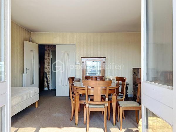 Situé dans l'une des résidences les plus recherchées de Corbeil-Essonnes, La résidence du val d'Essonne, découvrez cet appartement F3 de 69,23 m², offrant un fort potentiel après rénovation.

Au 1er étage d'une copropriété sécurisée de seulement trois étages, ce bien bénéficie d'un environnement calme et verdoyant, plein sud, sans aucun vis-à-vis, tout en étant à proximité immédiate des commerces, des écoles et des transports.

Il se compose de :
Une belle entrée,
Un vaste séjour lumineux , plein sud, ouvrant sur un agréable balcon,
Deux grandes chambres,
Une cuisine indépendante,
Une salle de bains,
Des WC séparés,
De nombreux espaces de rangement. (cellier, placard séchoir placard entrée, ect...)
En complément, vous profiterez d'un grand box fermé et sécurisé, ainsi que d'une cave.

Les atouts :
Résidence très recherchée
Appartement traversant et lumineux
Aucun vis-à-vis
Balcon
Faibles charges de copropriété
Grand box fermé
Cave
Fort potentiel de valorisation après rénovation
Des travaux sont à prévoir, laissant libre cours à vos envies pour créer un intérieur moderne et personnalisé.
Investisseurs, ce bien mérite toute votre attention ! Grâce à sa superficie, son emplacement recherché, son box fermé et sa proximité avec toutes les commodités, cet appartement présente un excellent potentiel locatif. Selon le niveau de rénovation réalisé, un loyer estimé entre 990 € et 1 100 € par mois (box inclus) peut offrir une rentabilité particulièrement attractive.
Que vous recherchiez votre future résidence principale ou un investissement patrimonial performant, cet appartement représente une opportunité rare sur le secteur.

Une visite s'impose !

.