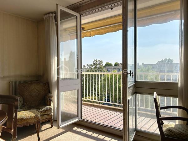 Situé dans l'une des résidences les plus recherchées de Corbeil-Essonnes, La résidence du val d'Essonne, découvrez cet appartement F3 de 69,23 m², offrant un fort potentiel après rénovation.

Au 1er étage d'une copropriété sécurisée de seulement trois étages, ce bien bénéficie d'un environnement calme et verdoyant, plein sud, sans aucun vis-à-vis, tout en étant à proximité immédiate des commerces, des écoles et des transports.

Il se compose de :
Une belle entrée,
Un vaste séjour lumineux , plein sud, ouvrant sur un agréable balcon,
Deux grandes chambres,
Une cuisine indépendante,
Une salle de bains,
Des WC séparés,
De nombreux espaces de rangement. (cellier, placard séchoir placard entrée, ect...)
En complément, vous profiterez d'un grand box fermé et sécurisé, ainsi que d'une cave.

Les atouts :
Résidence très recherchée
Appartement traversant et lumineux
Aucun vis-à-vis
Balcon
Faibles charges de copropriété
Grand box fermé
Cave
Fort potentiel de valorisation après rénovation
Des travaux sont à prévoir, laissant libre cours à vos envies pour créer un intérieur moderne et personnalisé.
Investisseurs, ce bien mérite toute votre attention ! Grâce à sa superficie, son emplacement recherché, son box fermé et sa proximité avec toutes les commodités, cet appartement présente un excellent potentiel locatif. Selon le niveau de rénovation réalisé, un loyer estimé entre 990 € et 1 100 € par mois (box inclus) peut offrir une rentabilité particulièrement attractive.
Que vous recherchiez votre future résidence principale ou un investissement patrimonial performant, cet appartement représente une opportunité rare sur le secteur.

Une visite s'impose !

.