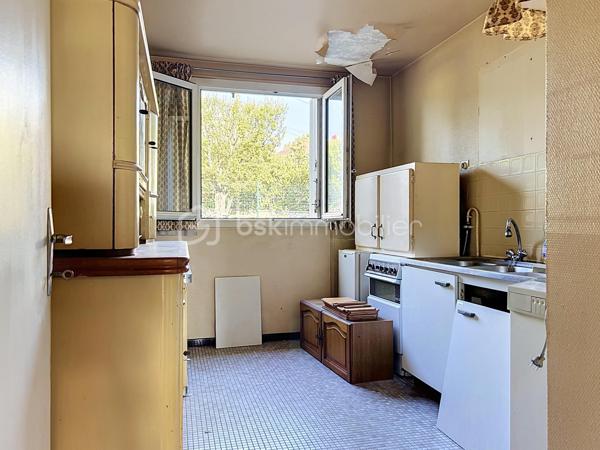 Situé dans l'une des résidences les plus recherchées de Corbeil-Essonnes, La résidence du val d'Essonne, découvrez cet appartement F3 de 69,23 m², offrant un fort potentiel après rénovation.

Au 1er étage d'une copropriété sécurisée de seulement trois étages, ce bien bénéficie d'un environnement calme et verdoyant, plein sud, sans aucun vis-à-vis, tout en étant à proximité immédiate des commerces, des écoles et des transports.

Il se compose de :
Une belle entrée,
Un vaste séjour lumineux , plein sud, ouvrant sur un agréable balcon,
Deux grandes chambres,
Une cuisine indépendante,
Une salle de bains,
Des WC séparés,
De nombreux espaces de rangement. (cellier, placard séchoir placard entrée, ect...)
En complément, vous profiterez d'un grand box fermé et sécurisé, ainsi que d'une cave.

Les atouts :
Résidence très recherchée
Appartement traversant et lumineux
Aucun vis-à-vis
Balcon
Faibles charges de copropriété
Grand box fermé
Cave
Fort potentiel de valorisation après rénovation
Des travaux sont à prévoir, laissant libre cours à vos envies pour créer un intérieur moderne et personnalisé.
Investisseurs, ce bien mérite toute votre attention ! Grâce à sa superficie, son emplacement recherché, son box fermé et sa proximité avec toutes les commodités, cet appartement présente un excellent potentiel locatif. Selon le niveau de rénovation réalisé, un loyer estimé entre 990 € et 1 100 € par mois (box inclus) peut offrir une rentabilité particulièrement attractive.
Que vous recherchiez votre future résidence principale ou un investissement patrimonial performant, cet appartement représente une opportunité rare sur le secteur.

Une visite s'impose !

.