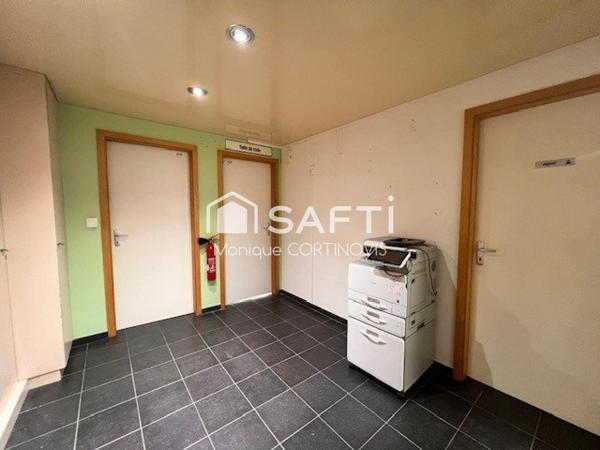 Local commercial de 64m² environ, trois pièces, cave, parking couvert situé à Sierentz