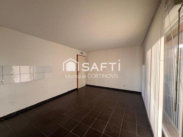 Local commercial de 64m² environ, trois pièces, cave, parking couvert situé à Sierentz