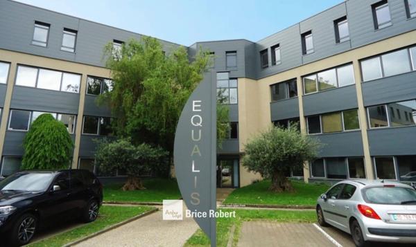 Bureaux à louer à Ecully dans immeuble rénové avec parking et accès PMR