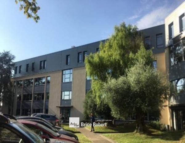 Bureaux à louer à Ecully dans immeuble rénové avec parking et accès PMR