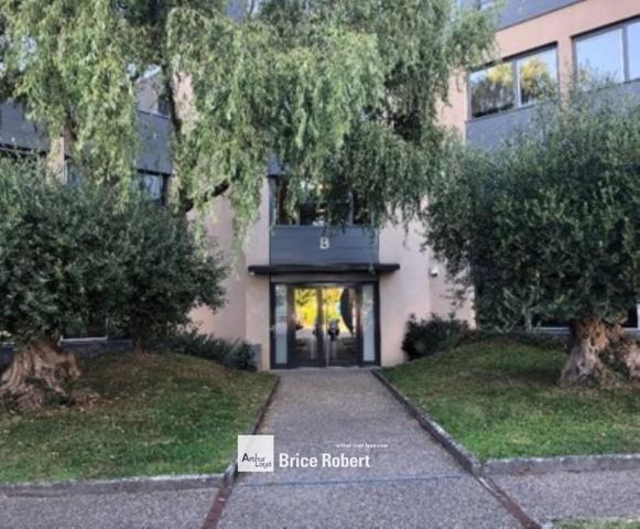 Bureaux à louer à Ecully dans immeuble rénové avec parking et accès PMR