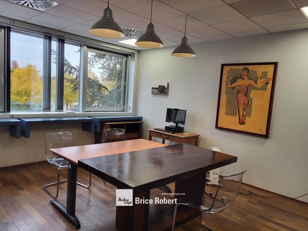Bureaux à louer à Ecully dans immeuble rénové avec parking et accès PMR