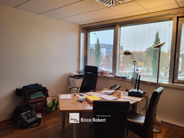 Bureaux à louer à Ecully dans immeuble rénové avec parking et accès PMR