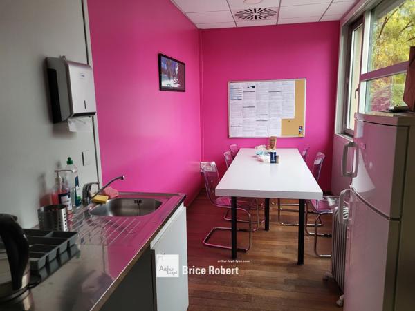 Bureaux à louer à Ecully dans immeuble rénové avec parking et accès PMR