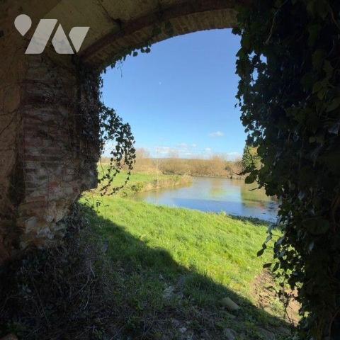 À proximité immédiate du centre de La Haye (50250), commune reconnue pour son dynamisme commerc...