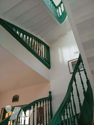 À proximité immédiate du centre de La Haye (50250), commune reconnue pour son dynamisme commerc...