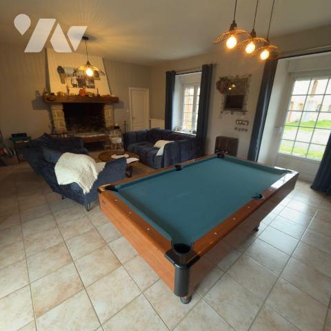 À proximité immédiate du centre de La Haye (50250), commune reconnue pour son dynamisme commerc...