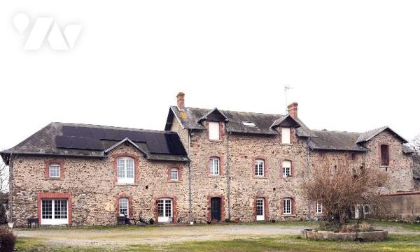 À proximité immédiate du centre de La Haye (50250), commune reconnue pour son dynamisme commerc...