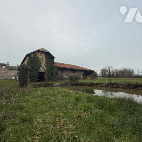 À proximité immédiate du centre de La Haye (50250), commune reconnue pour son dynamisme commerc...